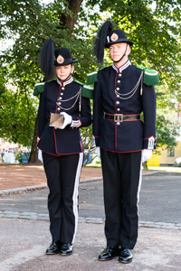 Guards at Royal Palace.  Notice they are on their way back from Pascal Bakery ;)